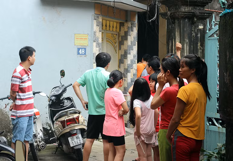 Người lớn, trẻ nhỏ xung quanh khu vực hiện trường đều bàng hoàng sau vụ cháy xảy ra. Họ tập trung rất đông đến hiện trường để theo dõi vụ việc.