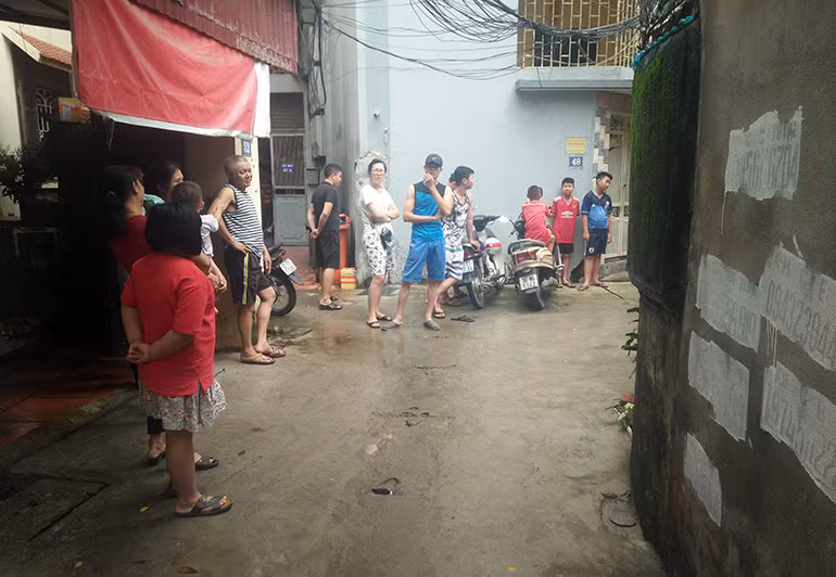 Những người dân sinh sống gần khu vực hiện trường đều bàng hoàng và thương xót cho các nạn nhân xấu số. Người dân nơi đây cho hay, gia đình nạn nhân sống tại ngõ 205 phường Xuân Đỉnh đã gần 9 năm, họ rất hòa thuận với hàng xóm láng giềng. Hai vợ chồng đều chăm chỉ làm việc, gia đình không bao giờ xảy ra cãi vã.