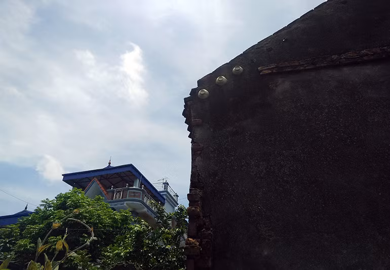 Bên ngoài tường nhà xuất hiện những mảng rêu mốc bám đầy và bong tróc từng miếng nhỏ khi gặp mưa lớn.