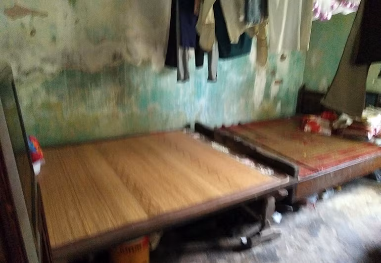 Suốt mấy chục năm, ngôi nhà vẫn là nơi trú ngụ của 6 con người nghèo khổ và đến nay họ vẫn chưa có tiền để sửa chữa lại.
