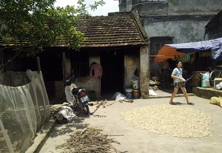 Ông Thêm cho hay: "Gia đình chị Bảy chủ yếu dựa vào nông nghiệp để sống. Lúc nào mùa vụ xong thì chị lại đi làm thêm để kiếm tiền. Chúng tôi nhận được thông tin chị Bảy bị đánh hội đồng trong lúc đi bán tăm vì bị nghi là bắt cóc trẻ con thật sự quá bức xúc".