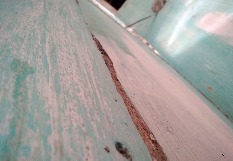 Các vết rạn nứt rất lớn xuất hiện trên tường nhà lọt cả ánh sáng bên ngoài vào.