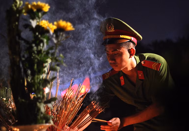Thế hệ trẻ nghiêng mình thành kính dâng hương, thắp nến lên các phần mộ.