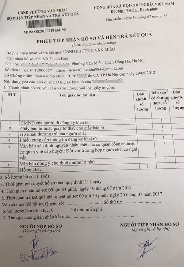 Phiếu tiếp nhận hồ sơ xin giấy chứng tử tại UBND phường Văn Miếu của gia đình chị Hoa.