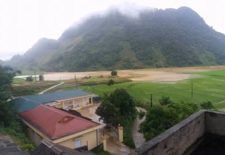 Nước lũ chảy lớn ở các con sông tại Lạc Sơn (Hòa Bình).