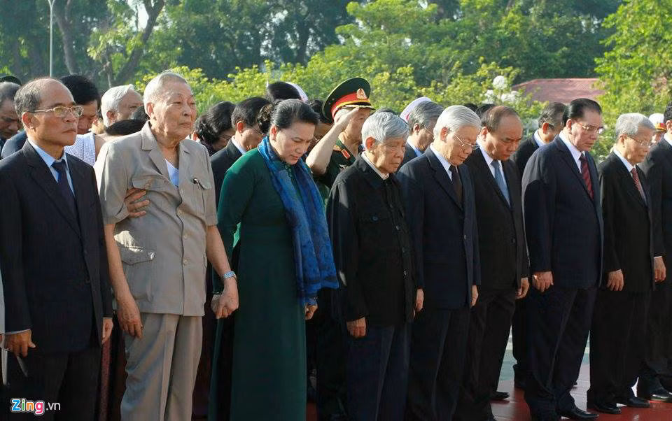 Dẫn đầu đoàn là Tổng bí thư Nguyễn Phú Trọng cùng nguyên Tổng bí thư Lê Khả Phiêu, nguyên Tổng bí thư Nông Đức Mạnh, nguyên Chủ tịch nước Trần Đức Lương, Thủ tướng Nguyễn Xuân Phúc, Chủ tịch Quốc hội Nguyễn Thị Kim Ngân và nguyên Chủ tịch Quốc hội Nguyễn Sinh Hùng.