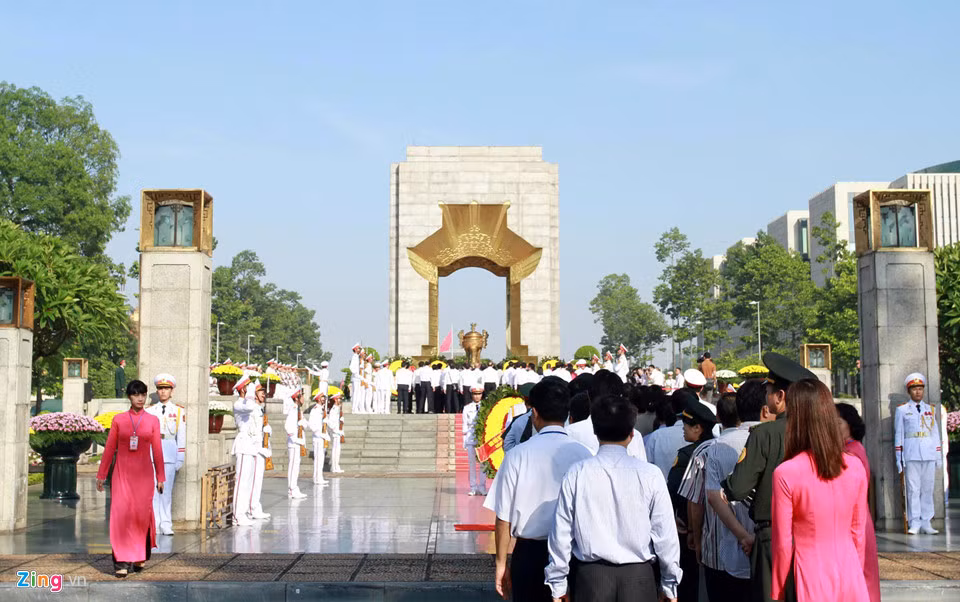 Tiếp theo sau là các cơ quan đoàn thể, các tổ chức trong và ngoài nước cùng Đoàn thanh niên từ cấp TƯ tới cơ sở.