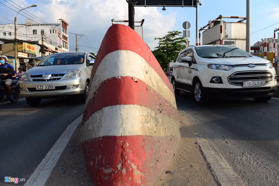 Nhiều xe máy đi vào làn đường ôtô đã gây nên một số vụ tai nạn. Ông Huỳnh Hữu Nghĩa (một người dân buôn bán gần trạm thu phí) cho biết con ông mới bị tử vong cách đây hơn tháng do băng qua đường và bị xe tải tông ngay trước trạm thu phí.