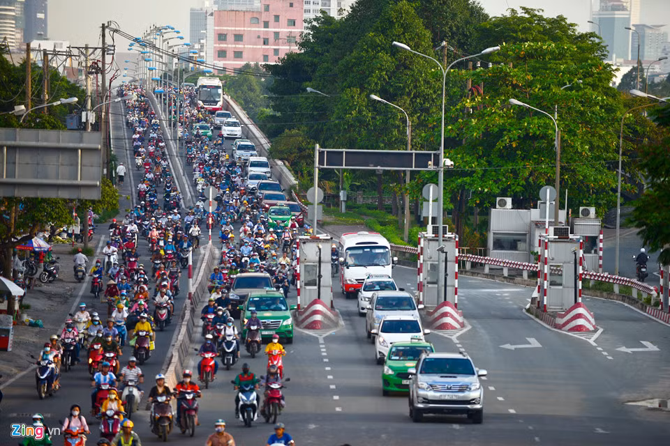 Từ ngày xây trạm thu phí, nơi đây thường xuyên xảy ra ùn ứ, chủ đầu tư nhiều lần dừng thu phí để đảm bảo giao thông.