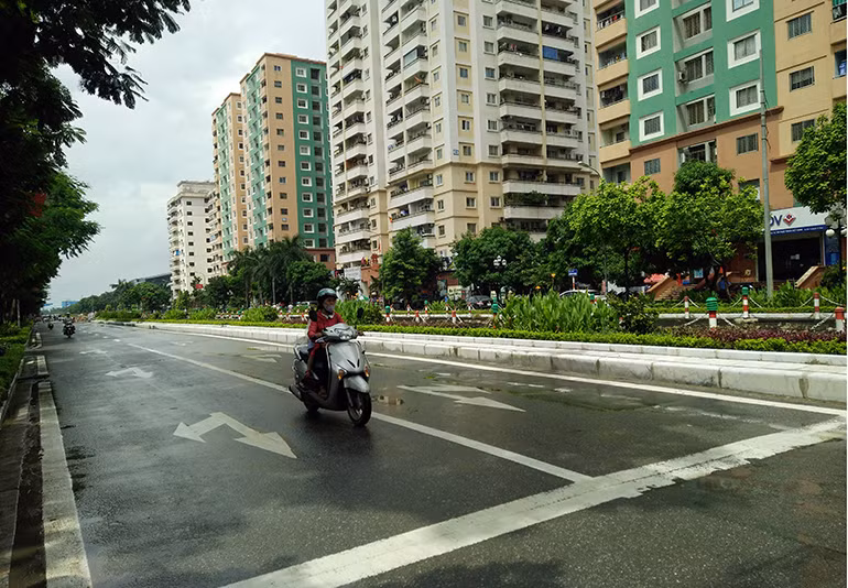 Tuyến đường Nguyễn Cơ Thạch hiện tại đã được chỉnh trang nhưng lại xảy ra tình trạng sạt lở.