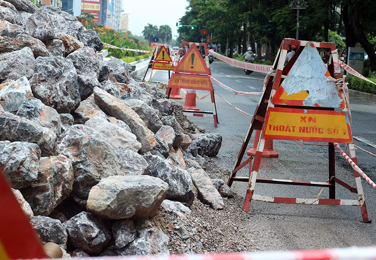 Một số người dân cho biết thêm, tình trạng đường Nguyễn Cơ Thạch bị sạt lở đã gần một tháng nay nhưng mới thấy các đơn vị chức năng liên quan đem máy móc, vật liệu xây dựng cùng công nhân đến khắc phục sửa chữa hai đêm (làm vào buổi tối).