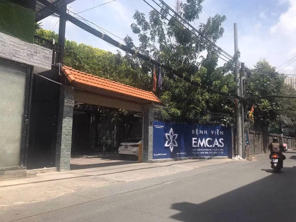 Bắt bác sĩ phẫu thuật nâng ngực làm chết người: Ngày 26/3, Công an TP HCM đã khởi tố, bắt tạm giam Đinh Viết Hưng (46 tuổi, ở TP HCM) để điều tra tội vi phạm quy định về khám, chữa bệnh. Hưng là bác sĩ phẫu thuật thẩm mỹ nâng ngực trái phép, gây chết người vào hồi tháng 10/2019.