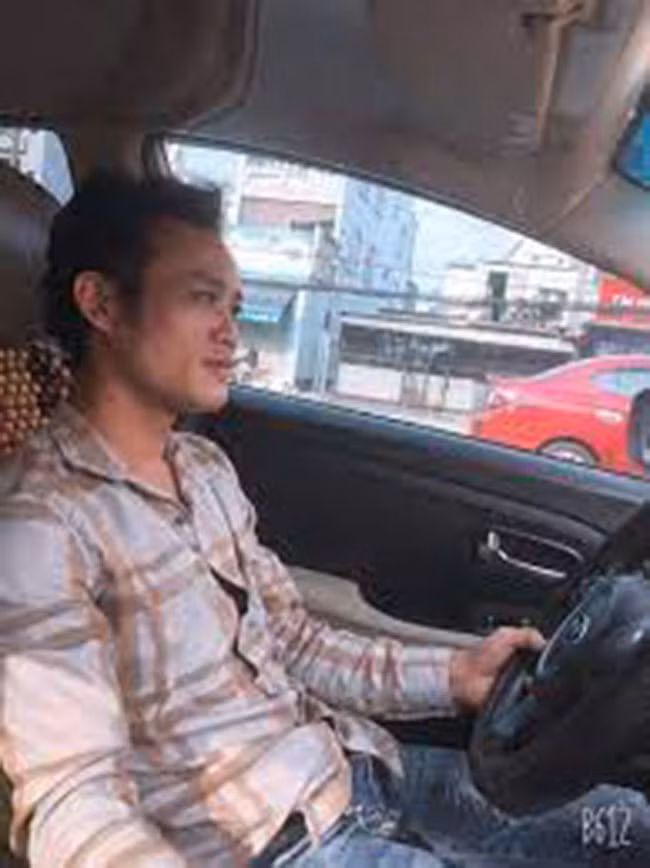 Anh Thanh cho biết anh là tài xế lái xe con chở chị mình đi đẻ trong đoạn video trên. Theo đó, khoảng 7h sáng 26/3, anh nhận được thông tin chị mình chuyển dạ. Anh Thanh chạy ôtô 7 chỗ đến nhà chị để chở lên TP.HCM. Khi đến đường Võ Văn Kiệt (vừa qua hầm Thủ Thiêm, Quận 1) thì chị sinh con ngay trên xe. 