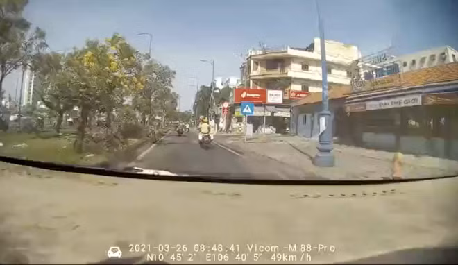 Một ca trực với tình huống đầy bất ngờ, chiếc xe kịp đến bệnh viện, hai cán bộ quay trở về vị trí cũ, lòng đầy vui sướng hớn hở và không ngừng cầu mong mẹ con sản phụ an toàn khỏe mạnh. 