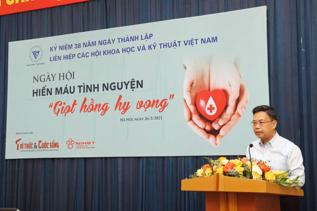 Chu tich Phan Xuan Dung phat dong ngay hoi Hien mau tinh nguyen “Giot hong hy vong“-Hinh-3