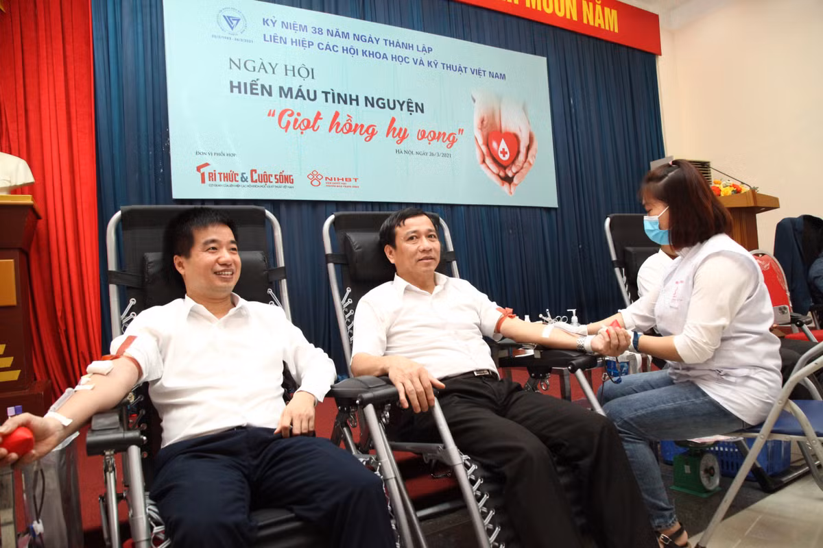 Chu tich Phan Xuan Dung phat dong ngay hoi Hien mau tinh nguyen “Giot hong hy vong“-Hinh-11