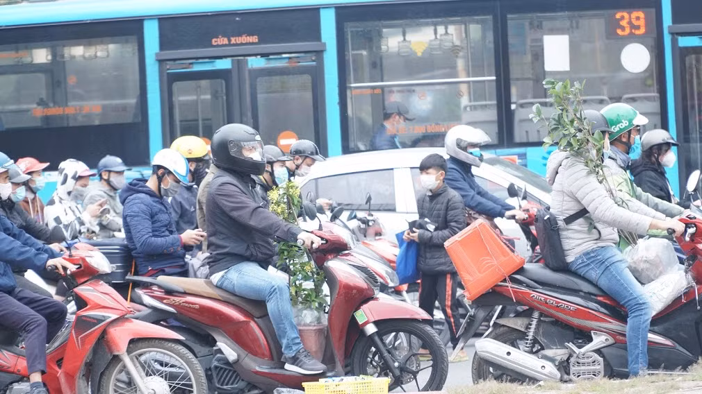 Có người hỏi "Nhà cháu ở đâu, sao lại đi bán thế này?", bé trai chỉ im lặng không đáp, rồi quay sang người khác để tiếp tục công việc.