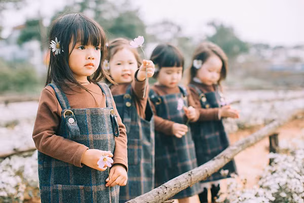 Được biết, bốn thiên thần nhỏ trong bộ ảnh đều ngang tuổi nhau, từ 2,5 đến 3 tuổi. Theo chia sẻ của chị Định Phương (một thành viên của nhóm, mẹ của bé Nana) thì chị cùng 3 người bạn chơi thân hồi đại học đặt tên nhóm là KTC. Và thế hệ nhóc tì của họ được gọi là TKC phiên bản nhí. Tính cách của các nhóc cũng y chang như tính cách của các mẹ nên rất hợp nhau. Chị Định Phương cũng chia sẻ thêm về lý do thực hiện bộ ảnh: 'Gia đình của bé Vy Chan sống ở Nhật nên ít có dịp tụ tập cùng các gia đình khác, chúng mình thường liên hệ qua facetime và tin nhắn. Bởi thế, dịp này, nhân gia đình bé Vy Chan về Việt Nam nghỉ lễ, nên nhóm mình quyết định chụp 1 bộ ảnh đánh dấu kỉ niệm tình bạn đầu tiên của các con.'