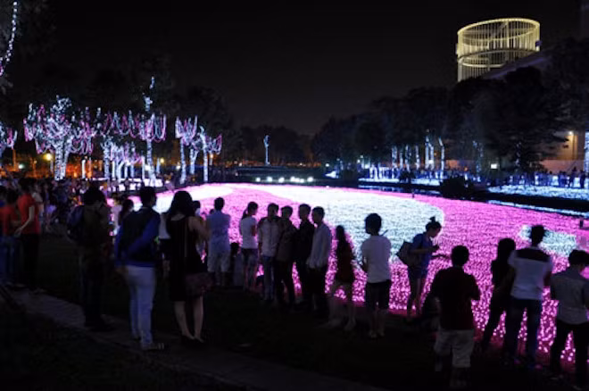  AEON Mall Tân Phú (Q.Tân Phú) - Vào mỗi dịp lễ, tết khác nhau, trung tâm thương mại AEON Mall Tân Phú đều được trang trí sao cho phù hợp. Noel năm nay cũng không ngoại lệ, trung tâm được trang hoàng lộng lẫy từ bên ngoài cho tới bên trong và ở các tầng. Nếu là một người yêu thích văn hóa Nhật Bản, các bạn có thể đến đây để vừa chụp ảnh vừa thưởng thức các món ăn ngon.