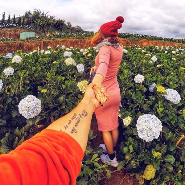 Và cũng bởi vậy, anh chàng không quên đưa cả gấu của mình đi theo để vừa làm việc vừa chia sẻ những khoảnh khắc đẹp cùng người thương.
