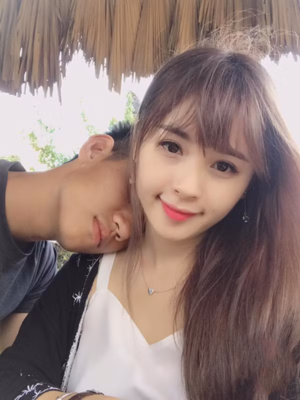Hậu vệ Nguyễn Trọng Đại công khai bạn gái Thảo Hương hồi tháng 8. Bạn gái hot boy 20 tuổi hiện làm công việc kinh doanh online các sản phẩm làm đẹp.