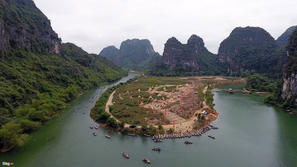  Tràng An (Ninh Bình): Tràng An nổi tiếng với vẻ đẹp sơn thủy hữu tình, và càng được nhiều người biết đến hơn sau khi xuất hiện trong phim bom tấn King Kong của Hollywood. Từ Hà Nội đến Tràng An chỉ khoảng hơn 100 km, du khách có thể đi lại trong ngày hoặc nghỉ tại đây một đêm và tham quan thêm các danh thắng như chùa Bái Đính, Tam Cốc - Bích Động. Ảnh: Zing.
