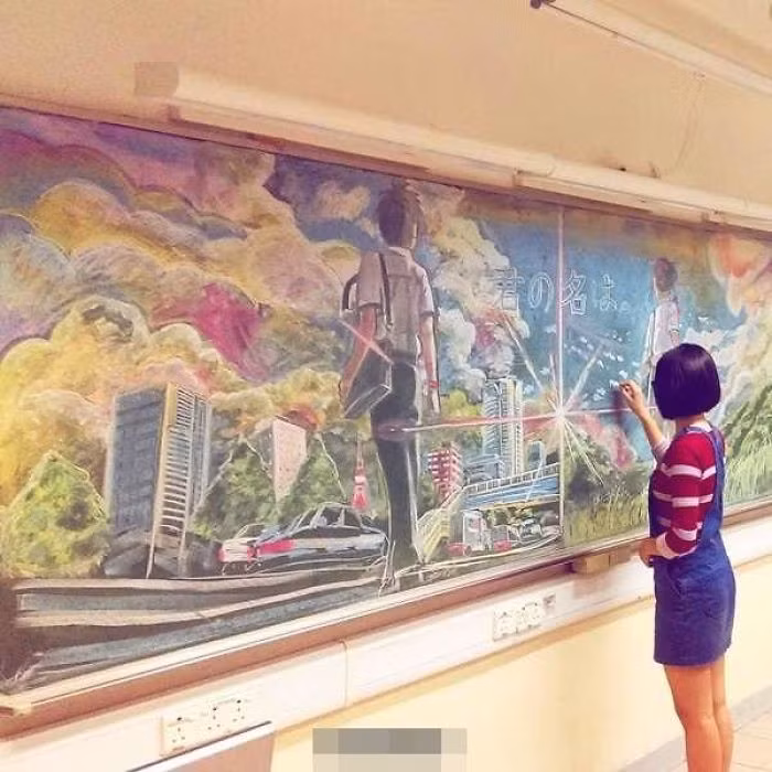 Một nhóm bạn trẻ có tên Illusdreamer đến từ trường trung học Senegal (Hong Kong) thu hút sự chú ý của cộng đồng mạng khi chia sẻ những bức tranh cầu kỳ tại lớp học. Một nhóm bạn trẻ có tên Illusdreamer đến từ trường trung học Senegal (Hong Kong) thu hút sự chú ý của cộng đồng mạng khi chia sẻ những bức tranh cầu kỳ tại lớp học.