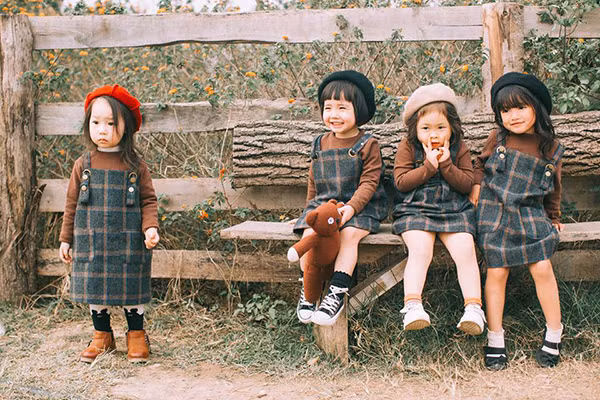 Cô bé Trần Khánh Ly (thường gọi là Nana), cô bé ngoài cùng bên trái, có đầu tóc nấm trông rất đáng yêu và thời thượng. Cô nhóc cũng khá tinh nghịch.