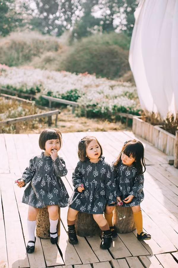 Bé Vy Chan (ngoài cùng) có bố là người Nhật, mẹ là người Việt khá nhút nhát, nhưng rất điệu đà.