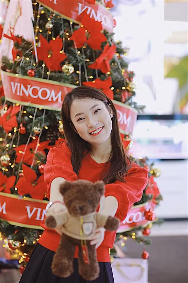 Cô nàng tài năng nói được 7 ngoại ngữ Khánh Vy chọn trang phục hợp tông đỏ Noel khi check-in tại Vincom Center Phạm Ngọc Thạch (Hà Nội). Nụ cười rạng rỡ của cô bạn khiến bức hình như bừng sáng.