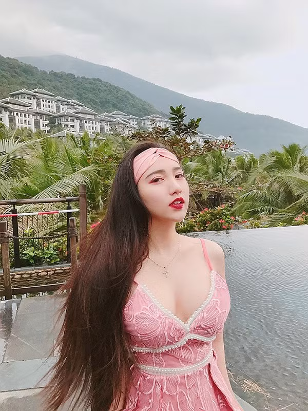 So với hai người chị của mình, cô em út trong " nhà có 3 nàng tiên" thu hút được sự chú ý hơn cả nhờ nhan sắc nổi bật và tài năng của mình. Điều đó cũng giúp Ý Nhi có thêm fan hâm mộ thể hiện qua hơn 130 nghìn lượt người theo dõi trên trang cá nhân. Mặc dù chưa tròn 20 tuổi nhưng Ý Nhi đã sở hữ vẻ đẹp "trưởng thành" với vòng 1 căng tròn luôn được cô bạn khoe triệt để qua những trang phục gợi cảm và táo bạo.