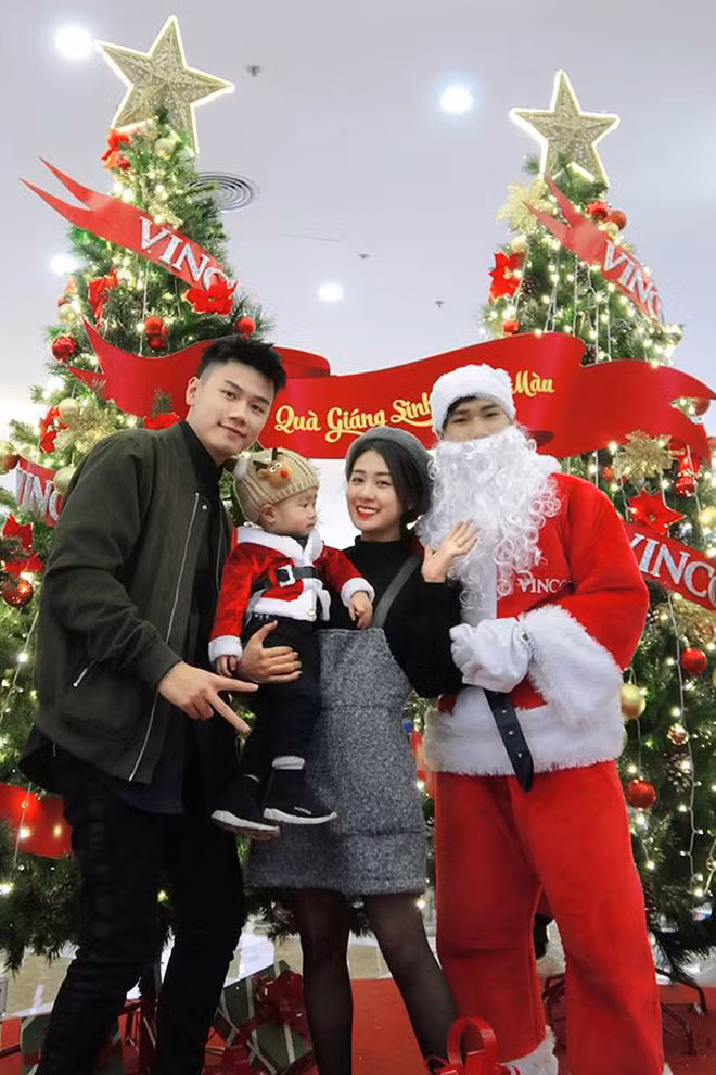 Cậu bé Xoài, con của hot mom Phạm Thu Trang, không thể rời mắt trước bộ râu trắng xồm xoàm của ông già Noel đứng cạnh. “Cả nhà mình vừa được vui chơi, vừa được shopping thỏa thích với nhiều ưu đãi, lại có thêm nhiều ảnh đẹp để khoe với bạn bè”, cô chia sẻ.