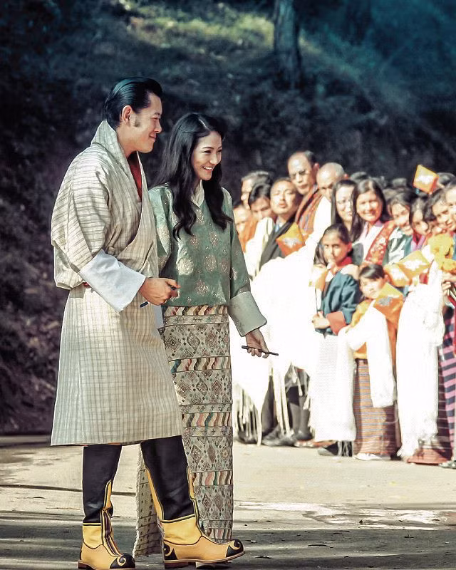 Đến nay, cô cùng vị 'Vua Rồng' xứ Bhutan đã có một hoàng tử nhỏ 22 tháng tuổi.