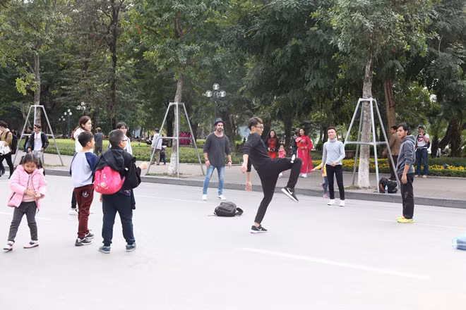 “Tấm vé trở về tuổi thơ”: Giáng sinh là lúc để bạn “trở lại tuổi thơ”, cái thời còn tin vào phép nhiệm màu và ông già Noel. Trong không khí đó, các trò chơi dân gian quen thuộc như kéo co, nhảy dây, đá cầu, nặn tò he… là cách lý tưởng để bạn nhớ về những hồi ức đẹp đẽ thuở bé.