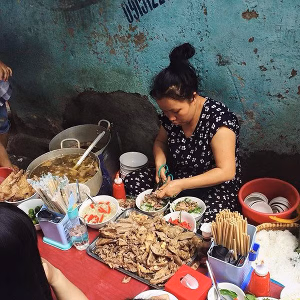 Chủ quán bún ngan Nhàn cho biết không có chuyện mình chửi khách hàng như vậy.