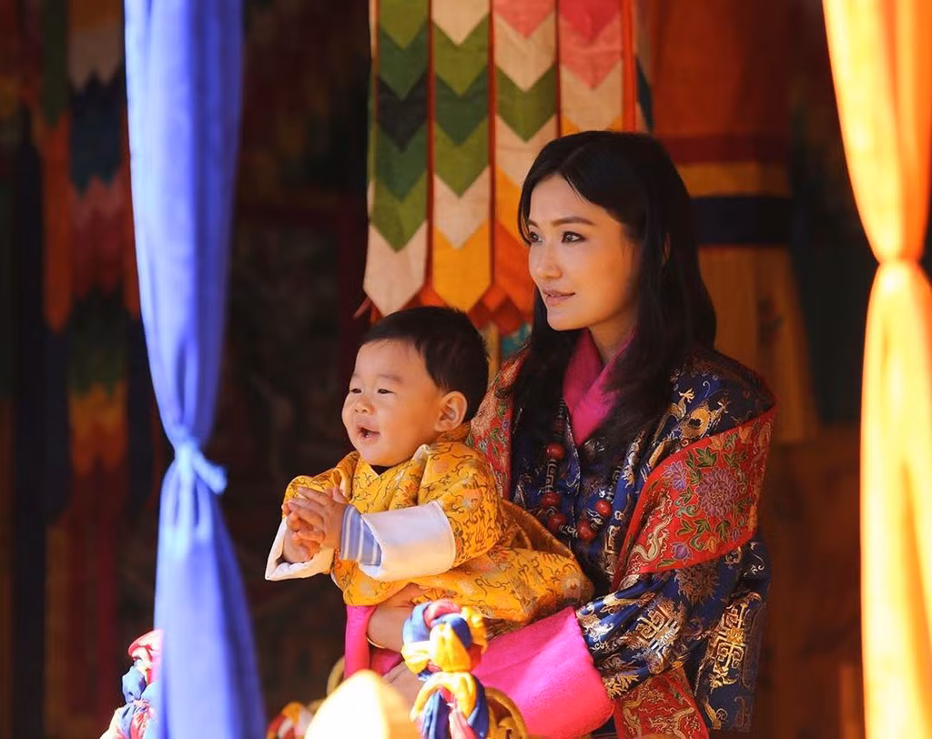 Theo Washington Post, nữ hoàng Jetsun Pema là con của một phi công, xuất thân cũng từ dòng dõi quý tộc.