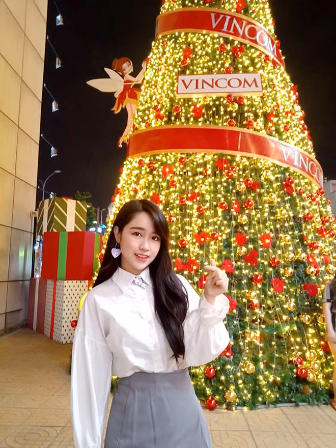 Trong khi đó, hot girl Bảo My bị thu hút bởi cây thông Noel khổng lồ, lung linh ánh đèn ở Vincom Plaza Gò Vấp (TP.HCM).