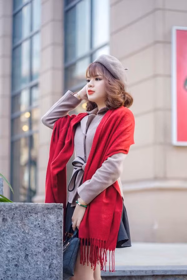 Hà Đan còn tâm sự, cô nàng luôn muốn thử sức mình trong nhiều cá tính, màu sắc khác nhau chứ không muốn đóng khung trong hình tượng nhất định nào cả. Vì vậy, mỗi một vai diễn là một điều khiến cô nàng cảm thấy thú vị. 'Tính cách của mình cũng như vậy, đa sầu đa cảm lắm, khi thì nhí nhảnh như đứa trẻ, nhưng cũng có khi như 'bà cụ non' – diễn viên SN 1995 nói.
