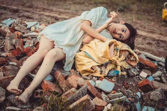 Năm 2014, Yến Vy từng xuất hiện trong bộ ảnh "Mơ một hạnh phúc", với cảnh nằm ngủ trên bãi rác đầy ấn tượng, kể câu chuyện một cô búp bê bị vứt bỏ, luôn mơ mộng, hồi tưởng về những kỷ niệm đẹp trong quá khứ.