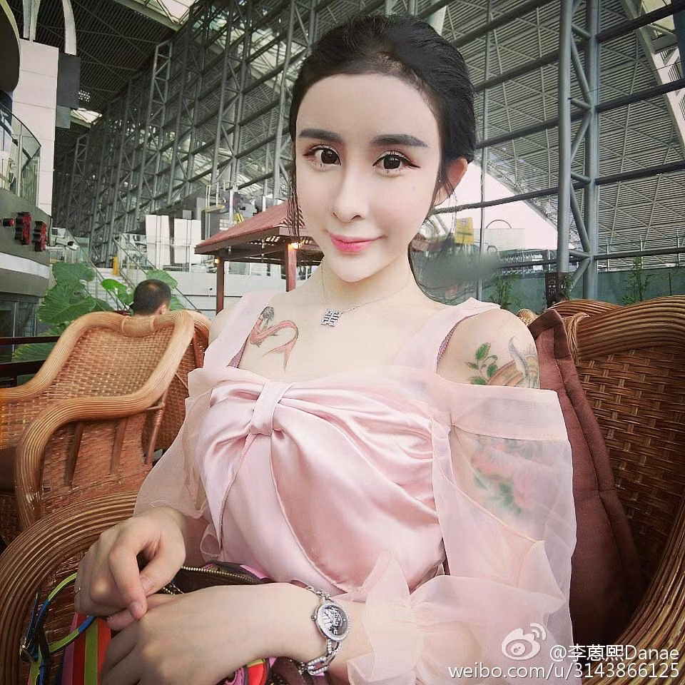 Từ một cô gái tuổi teen có vẻ đẹp ngây thơ, trong trẻo... Lý Ân Hy trở lại với khuôn mặt méo xệch, biến dạng vì quá tham làm phẫu thuật thẩm mỹ. Đôi mắt của cô bị kích ra quá to, cùng với sống mũi "nhân tạo" khiến cô trông như một búp bê di động.