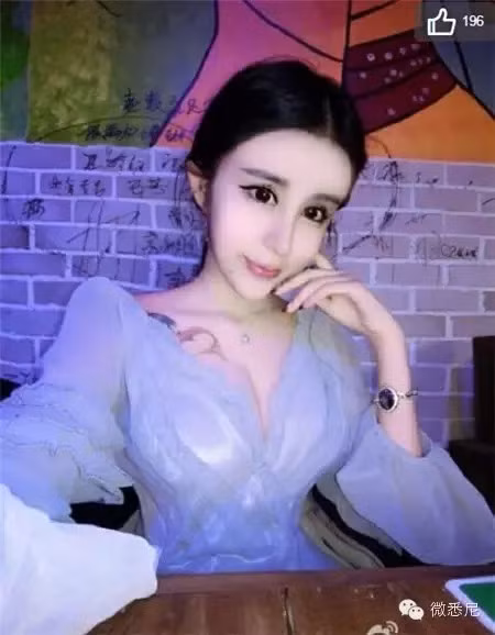 Dù nhận rất nhiều chỉ trích, lời chê bai nhưng Lý Ân Hy dường như vẫn tỏ ra rất hài lòng vì những gì cô đã làm. Giống như "phát cuồng" với khuôn mặt của chính mình, Ân Hy thường xuyên chụp ảnh tự sướng nhưng tất cả đều bị cho là đang "dọa ma" người khác.