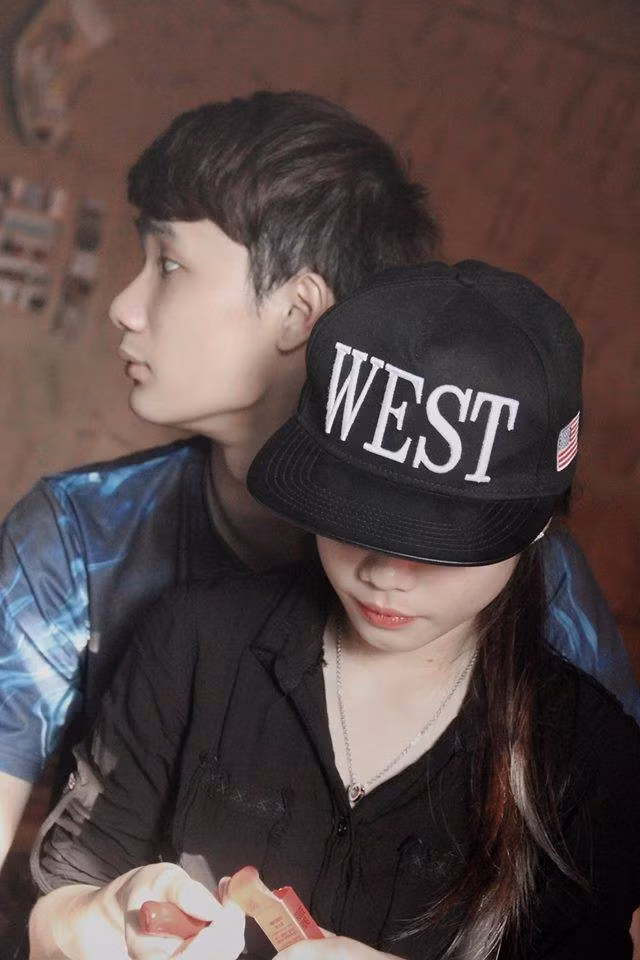 Trái lại, Minh Triết dù ngoài đời là một anh chàng khá "ngầu" và tinh nghịch, nhưng với bạn gái thì lại tỏ ra rất ân cần, chu đáo. Cả hai đã từng trải qua những ngày lễ tình nhân tràn ngập những món quà đôi độc đáo, giàu ý nghĩa, những lần đi chơi mà Bích Tuyền được Minh Triết chăm sóc, chở che rất kỹ lưỡng...