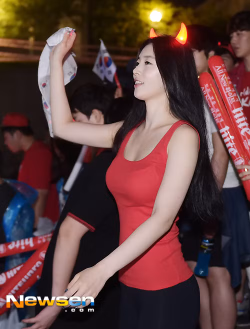 Hot girl the hinh 9X so huu dang voc van nguoi me