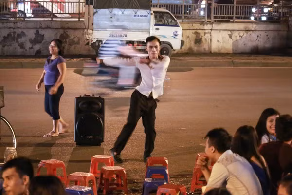 Giới trẻ ở Hà Nội đã không còn xa lạ gì với "Thánh quẩy" Nguyễn Mạnh Tuấn, thường xuyên xuất hiện quanh khu vực phố cổ vào các buổi tối cuối tuần. Anh chàng hát rong, bán kẹo cao su luôn có món "đặc sản" là những màn nhảy múa cực "bốc" theo phong cách riêng, đem lại niềm vui cho các vị khách trẻ.