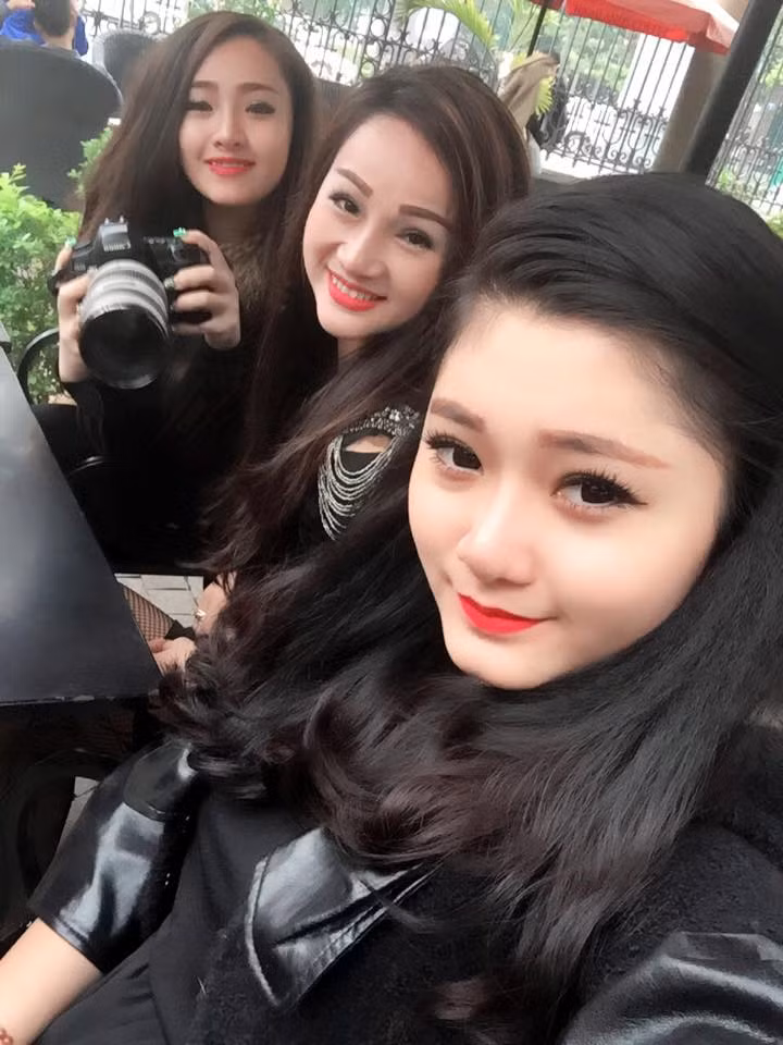 Chị Hương có hai cô con gái, con gái lớn tên Nguyễn Vi Anh (sinh năm 1996) đã lấy chồng và có con trai ba tháng tuổi và Nguyễn Lan Anh (sinh năm 1999), đang học thanh nhạc tại trường Cao đẳng Nghệ thuật. Vì ba mẹ con đều xinh đẹp như hot girl, cộng thêm việc chị Hương lên chức bà ngoại từ khá sớm, nên cả chị và hai cô con gái thời gian gần đây bị khá nhiều người làm phiền bởi những dòng viết bịa đặt, tọc mạch về chuyện gia đình.
