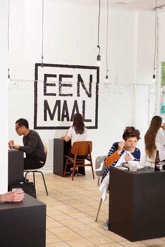 Khác với những quán cafe, nhà hàng bình thường, Eenmaal đặc biệt "kỳ thị" những vị khách đến đây theo nhóm hoặc các cặp đôi trai gái yêu nhau. Những vị quản lý của Eenmaal mở ra chuỗi quán cafe, nhà hàng này chỉ để phục vụ những vị khách FA, đi một mình.