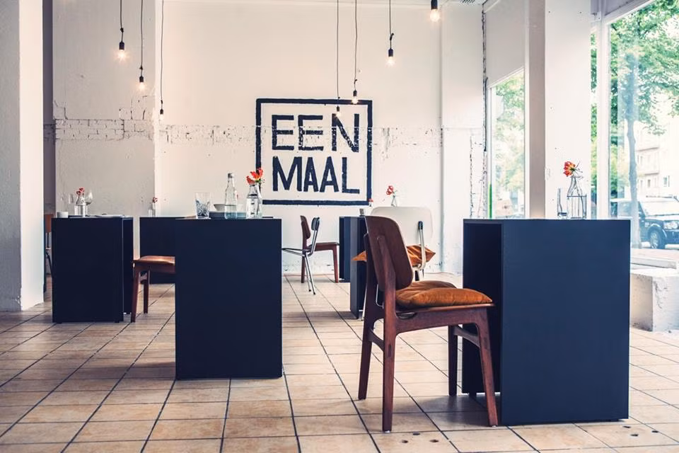 Bàn ghế ở Eenmaal cũng được thiết kế giống dạng bàn làm việc hơn là bàn ăn, bàn cafe. Các vị khách được xếp ngồi một mình một bàn và khi dùng bữa, uống cafe xong họ có thể đọc báo, tạp chí để thư giãn... một mình.