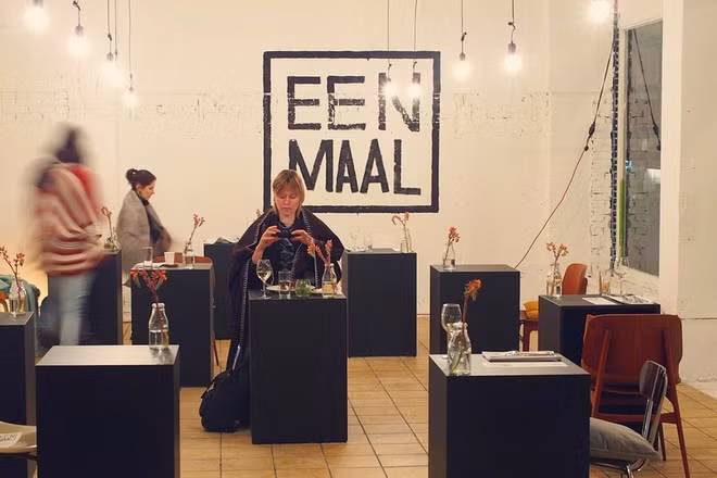 Eenmaal là tên của quán cafe sang chảnh, nhà hàng ăn uống khá nổi tiếng ở châu Âu. Nhà hàng Eenmaal đầu tiên được mở tháng 6/2013 tại thủ đô Amsterdam, Hà Lan và ở đây luôn có một luật lệ hết sức đặc biệt.