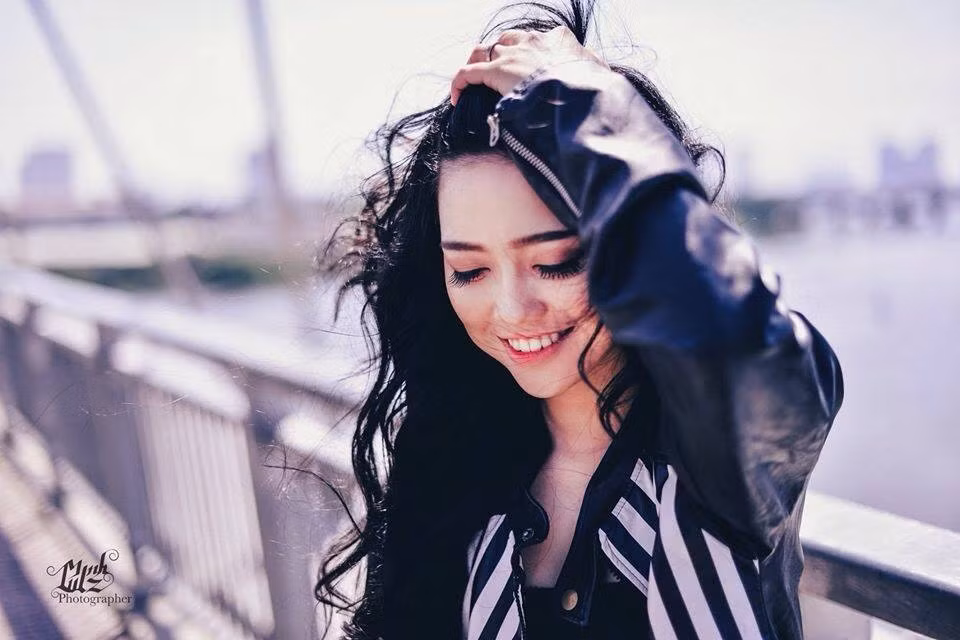Cô búp bê xinh đẹp tên thật là Lê Võ Huỳnh Nga, sinh năm 1995, đang sinh sống và làm việc tại TP HCM. Huỳnh Nga từng được biết đến là một nữ MC trực tuyến khá hot trên mạng trong khoảng 1 năm trở lại đây.