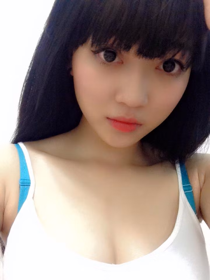 Qua một ngày xuất hiện trên mạng, clip của Yori Lê nhận gần 10 nghìn lượt thích. Dân mạng Việt cũng bắt đầu quan tâm, tò mò về cô búp bê xinh đẹp đàn hay hát giỏi này. Theo tìm hiểu, Yori Lê cũng không phải là một gương mặt quá lạ lẫm với dân mạng, giới trẻ Việt.